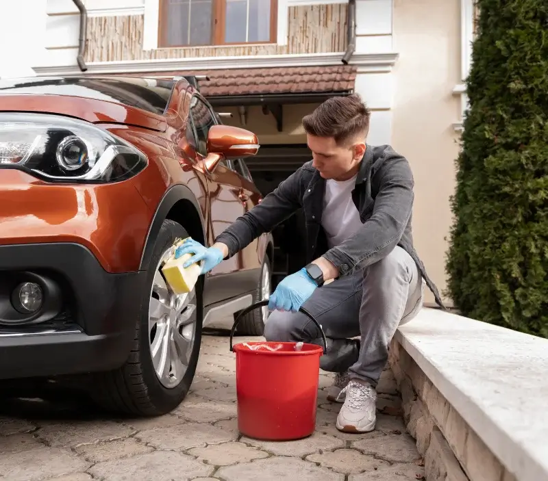 Lavage auto à domicile Saint-Martin-des-Entrées : professionnel intervenant sur un véhicule